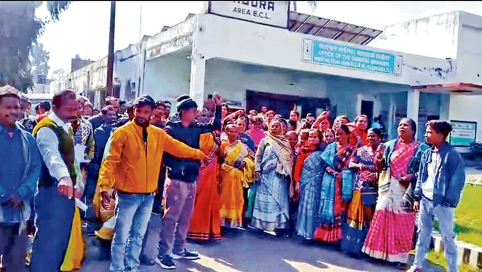पुनर्वास की मांग पर ग्रामीणों ने किया काजोड़ा जीएम कार्यालय का घेराव