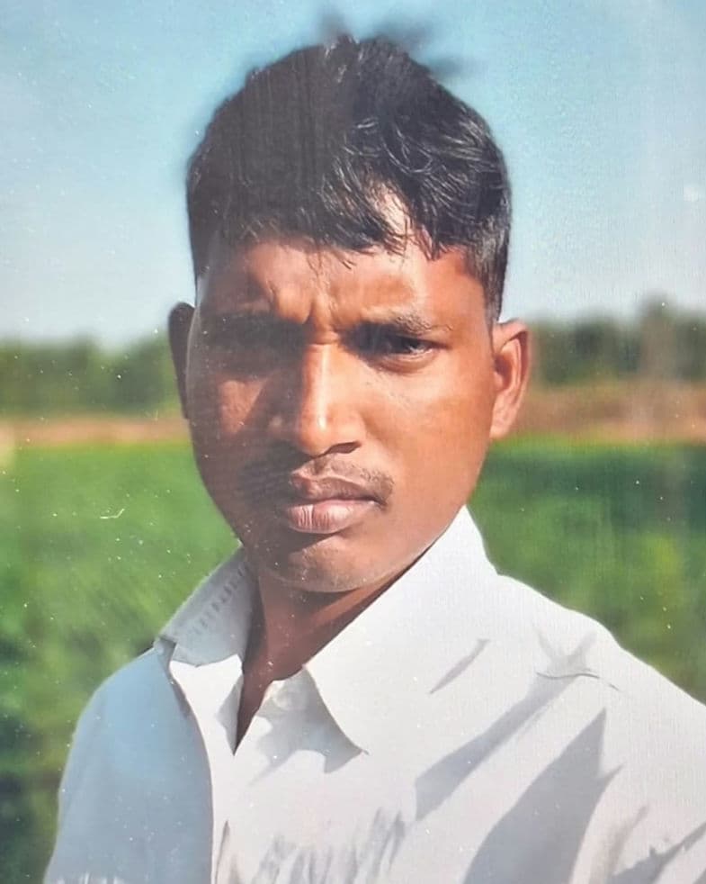 सड़क किनारे गड्ढे से बाइक समेत युवक का शव बरामद