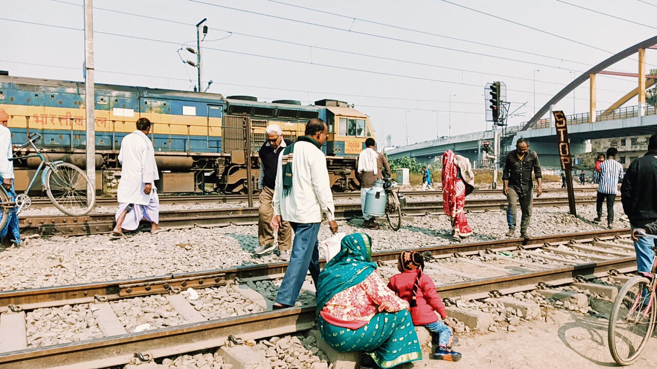 Chhapra News : चेतावनी को अनसुना कर रेल ट्रैक पार करते हैं लोग, हादसे का बना रहता है खतरा