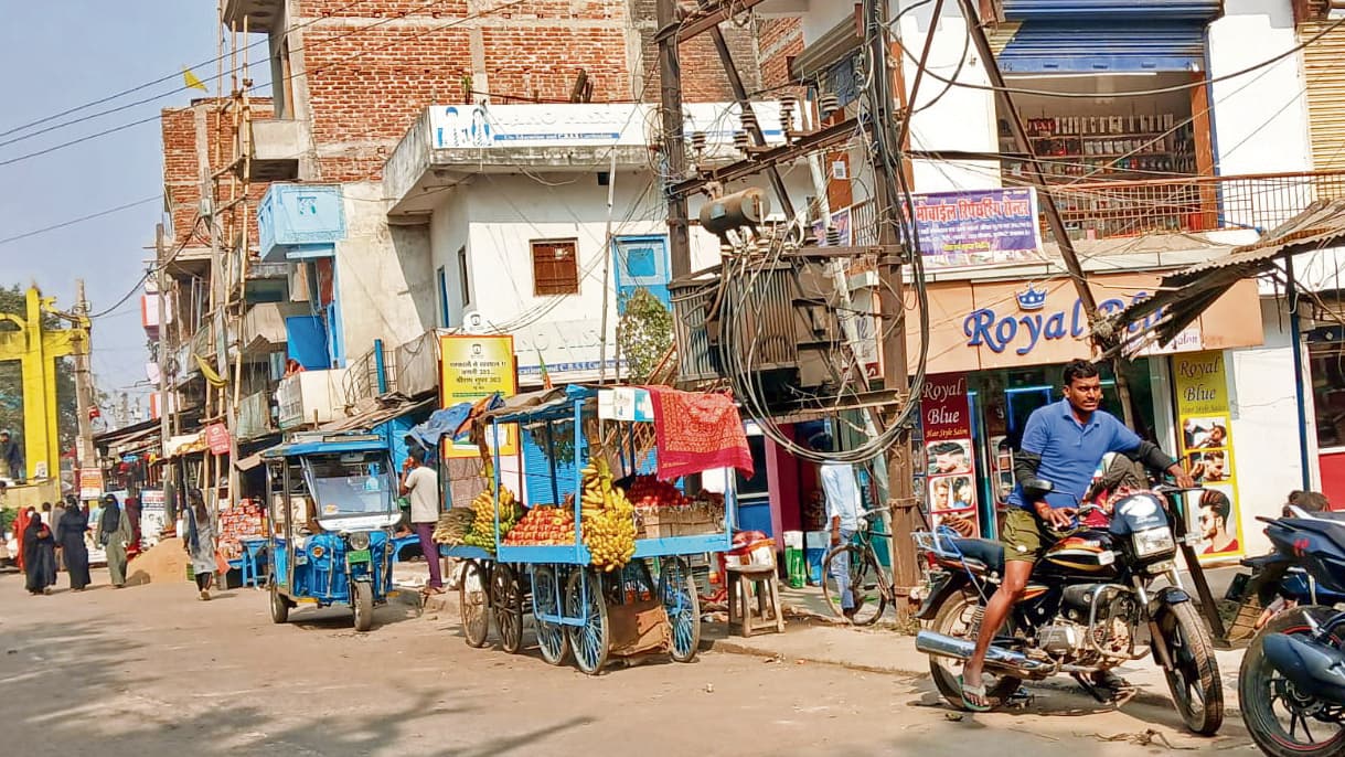 कुर्था में अस्थायी अतिक्रमणकरियों पर चलेगा प्रशासन का बुलडोजर