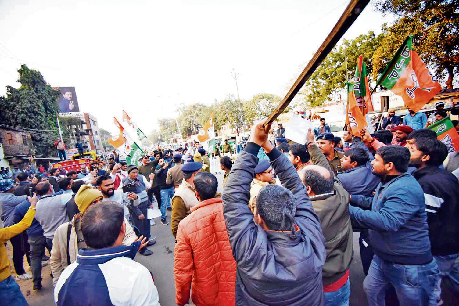 सदाकत आश्रम के बाहर भाजपाव कांग्रेस के बीच चले लाठी-डंडे