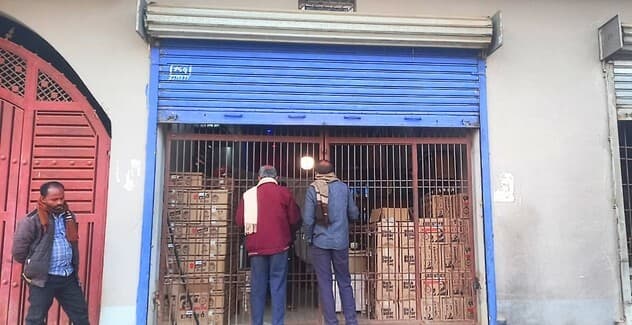 शराब दुकानों में प्रिंट रेट से ज्यादा राशि की वसूली का नहीं थम रहा सिलसिला