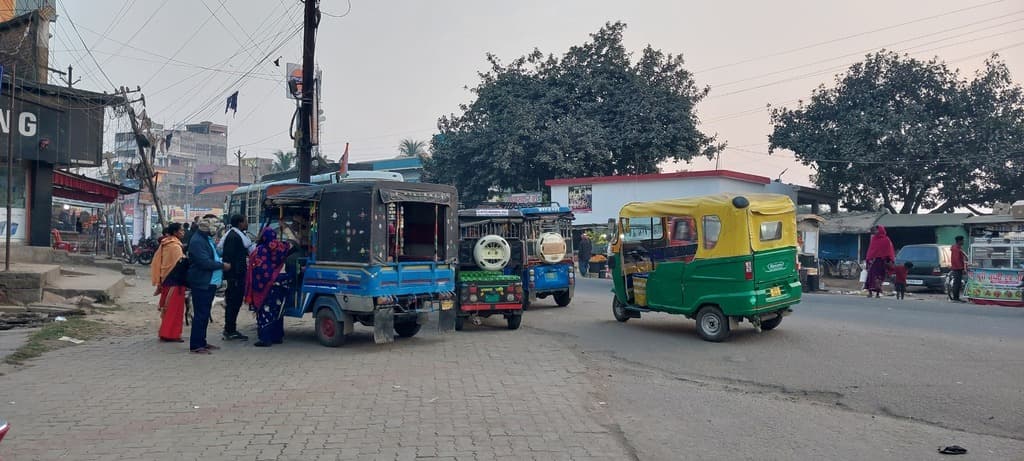 अवैध पार्किंग व अतिक्रमण का शिकार हुआ फुटपाथ