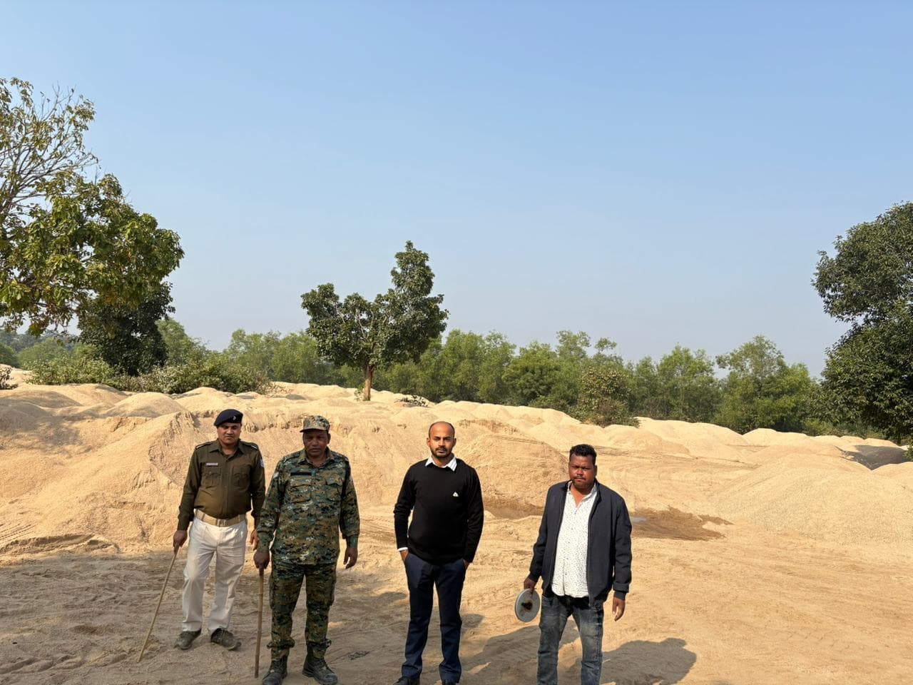 Seraikela News : ईचागढ़ से 1.16 लाख सीएफटी बालू जब्त, अवैध भंडारण करने वालों पर होगी कार्रवाई