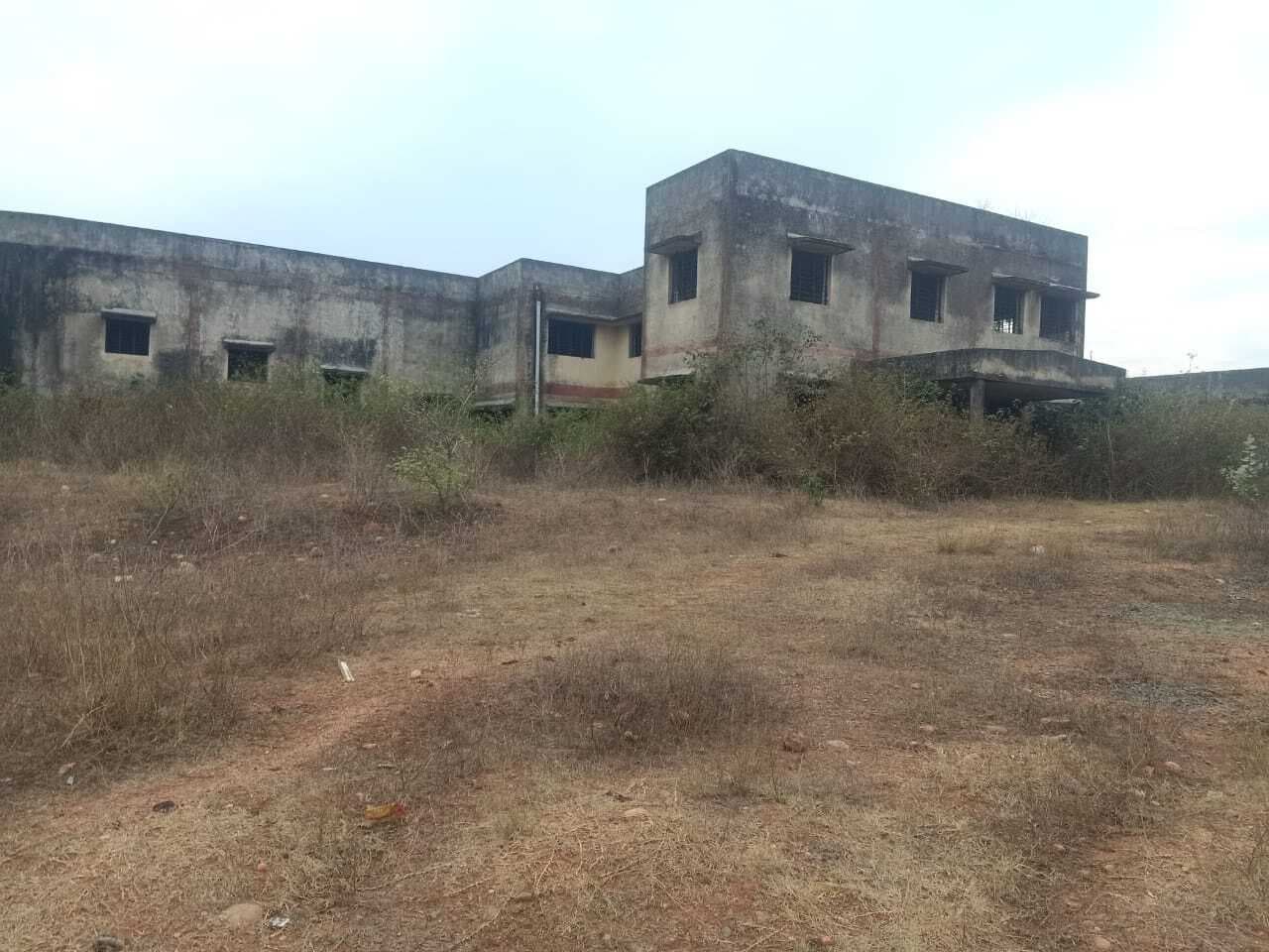 East Singhbhum News : उद्घाटन से पूर्व खंडहर बना सीएचसी, 14 साल से इंतजार