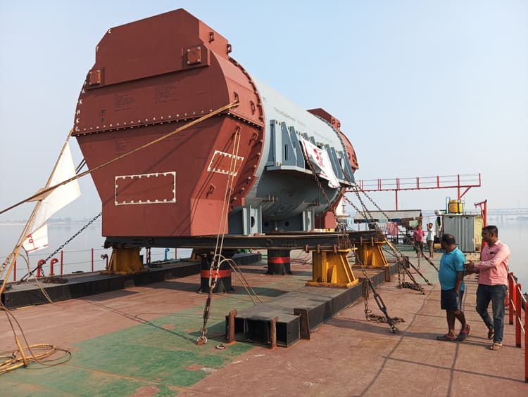 मोकामा . रूस से मालवाहक पोत से मोकामा पहुंची एनटीपीसी की मशीन