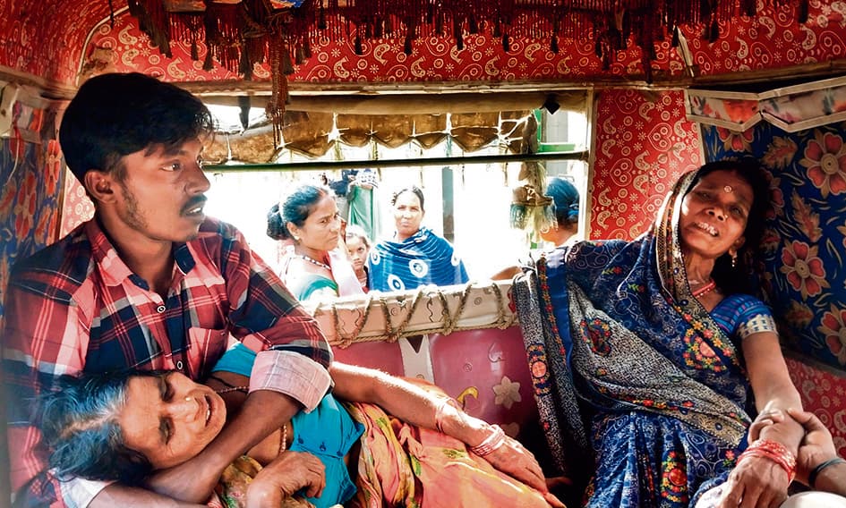 Siwan News : सीवान में ट्रक की ठोकर से जीविका दीदी की मौत, भाई घायल