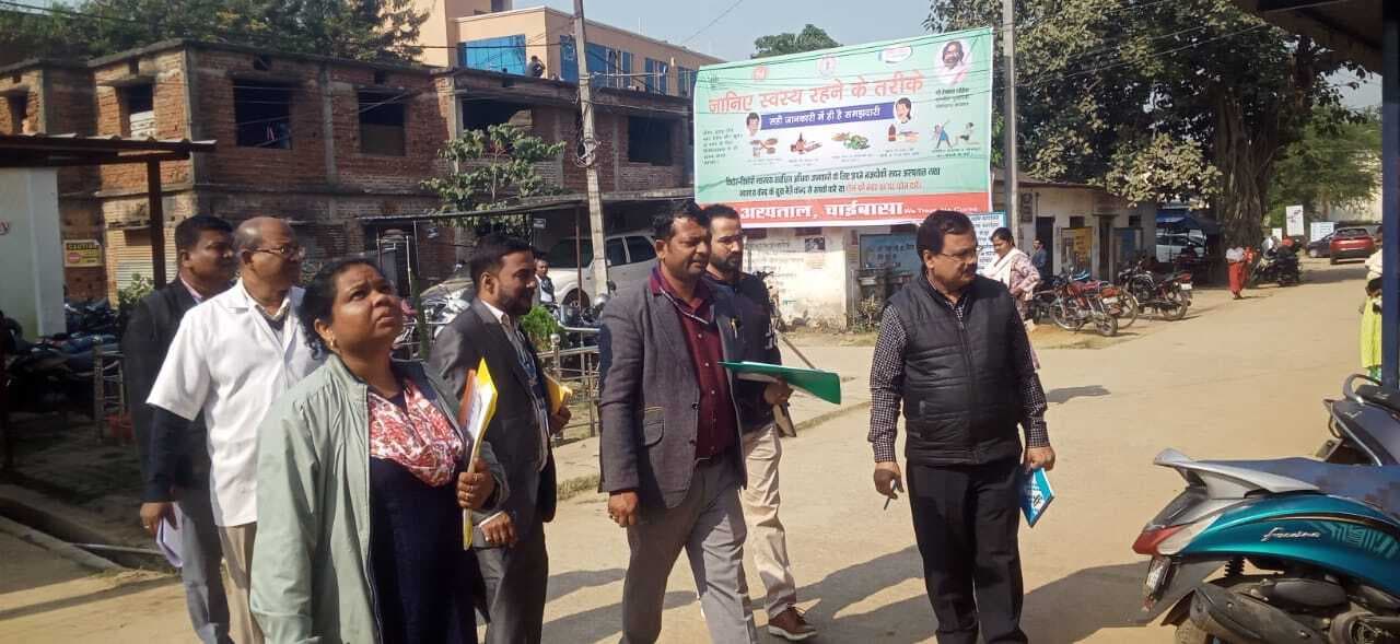 Chaibasa News : दीवारों पर मकड़ी जाल व दाग-धब्बों की विशेष सफाई के दिये निर्देश