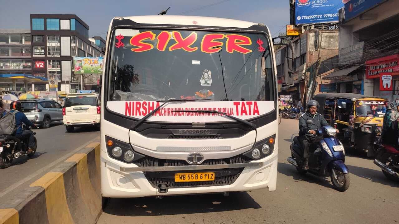 Jamshedpur News : मानगो : बस का ब्रेक हुआ फेल, चार कार में मारी टक्कर