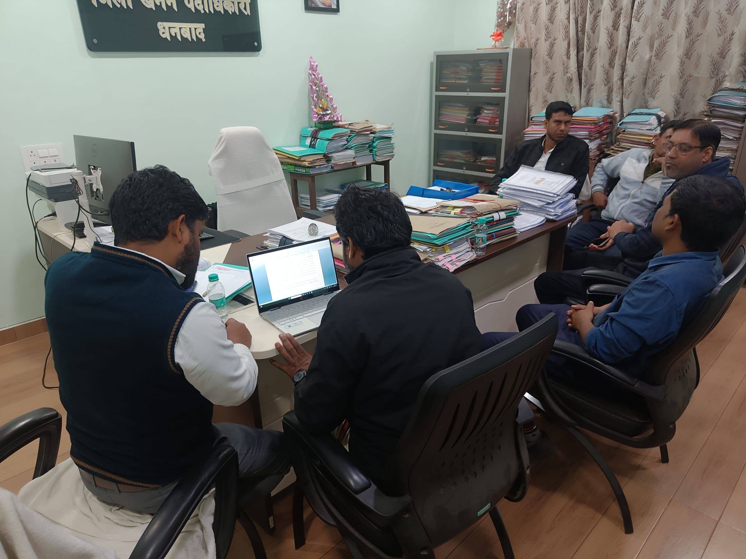 Dhanbad News : अवैध बालू कारोबारियों ने खनन विभाग के अधिकारियों पर किया हमला, चार नामजद