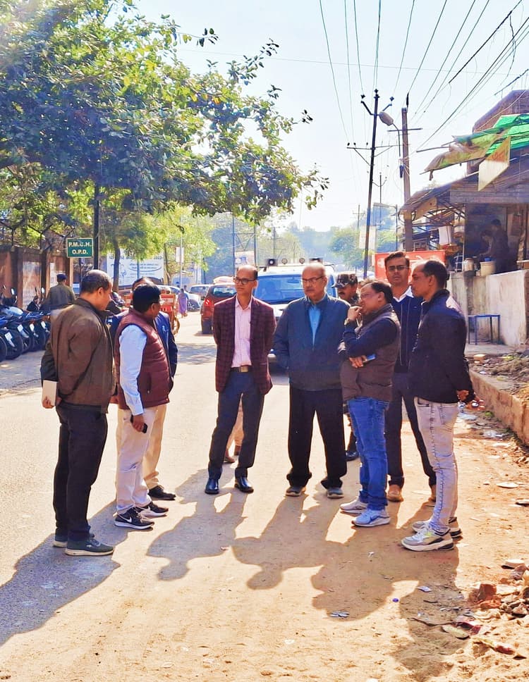 Dhanbad News : एसएनएमएमसीएच परिसर में दवा दुकानदारों को नोटिस देने के बाद शुरू होगा चहारदीवारी निर्माण