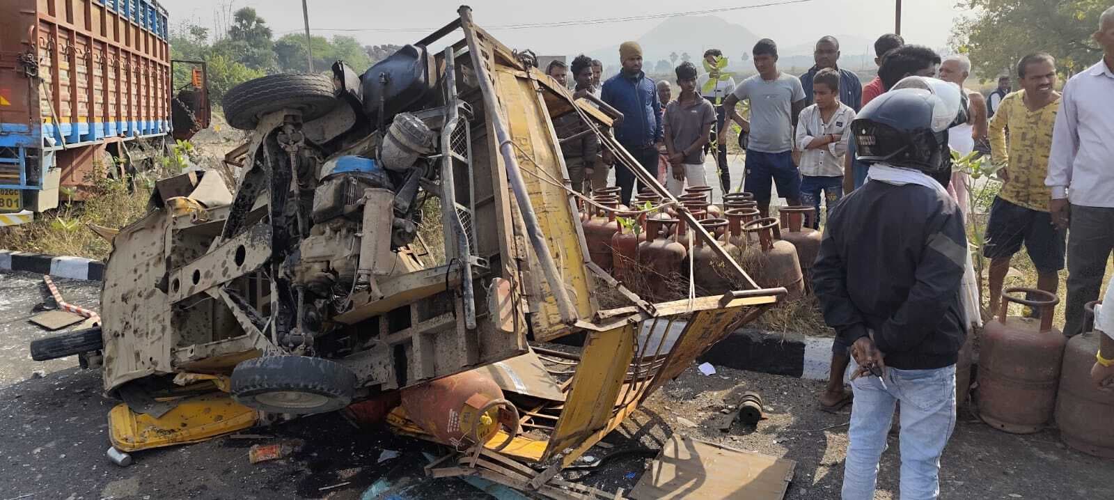 Gaya News : गैस डिलिवरी ऑटो को ट्रक ने मारी टक्कर, ड्राइवर घायल