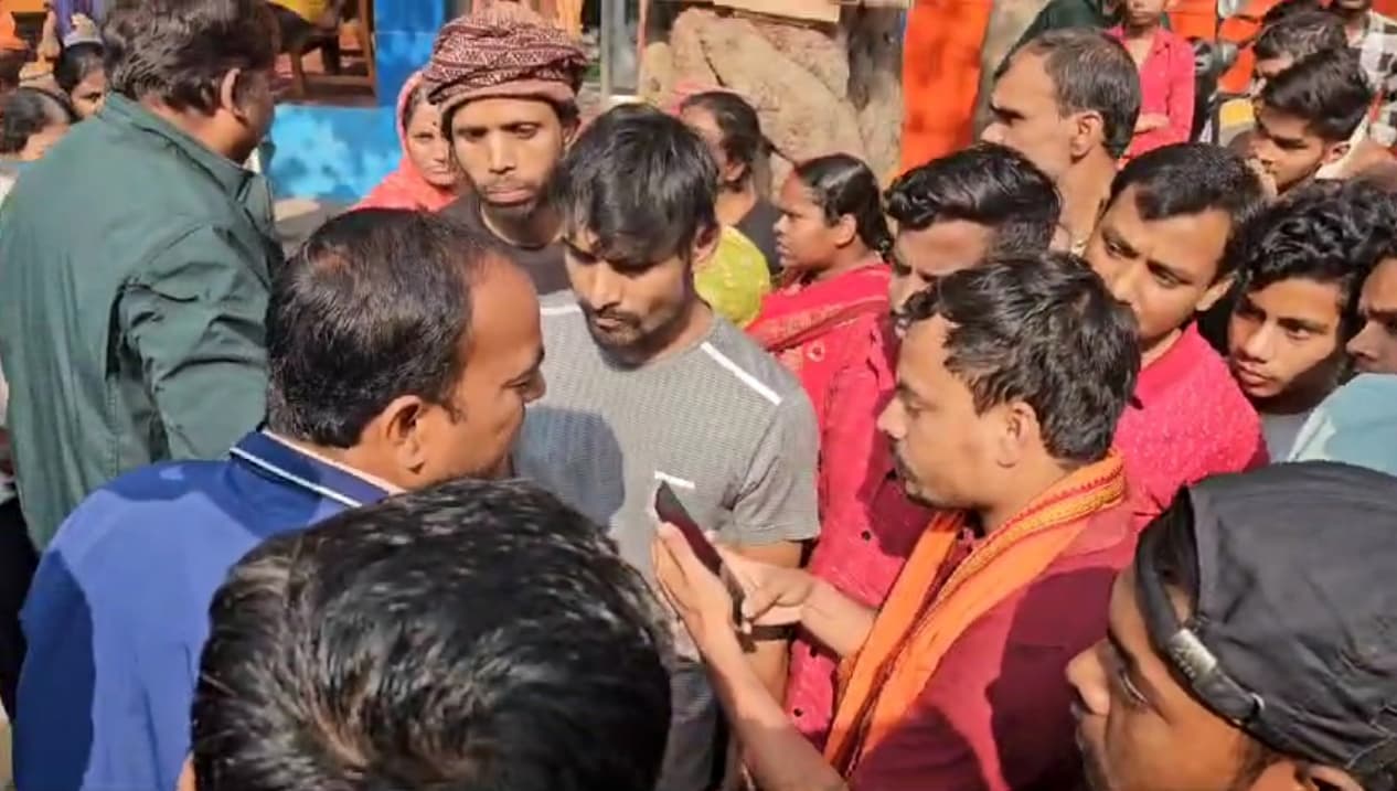 हनुमान जी की प्रतिमा हटाने पहुंचे नप ईओ व दंडाधिकारी बैरंग लौटे