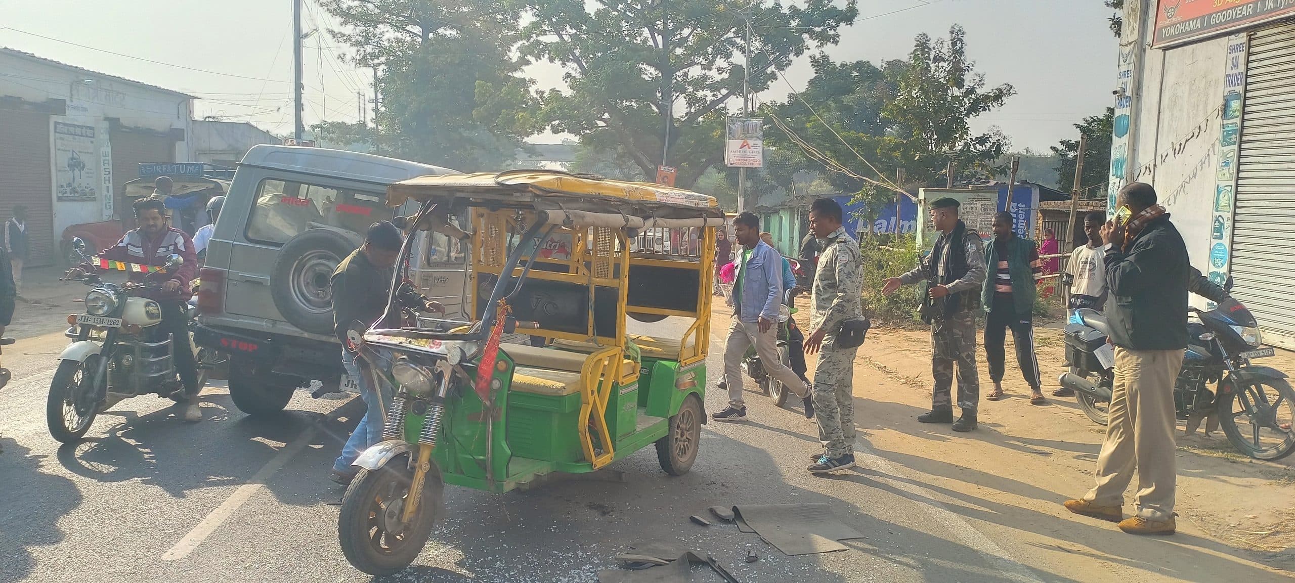 Deoghar news : बोलेरो के धक्के से टोटो पर सवार पांच व्यक्ति घायल