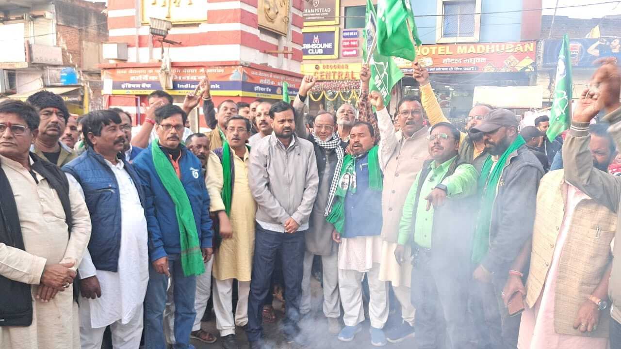 Deoghar News : झामुमो ने टावर चौक पर फूंका गृहमंत्री अमित शाह का पुतला