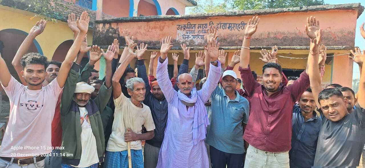 विद्यालय में अनियमितता को लेकर ग्रामीणों ने किया आक्रोश- प्रदर्शन