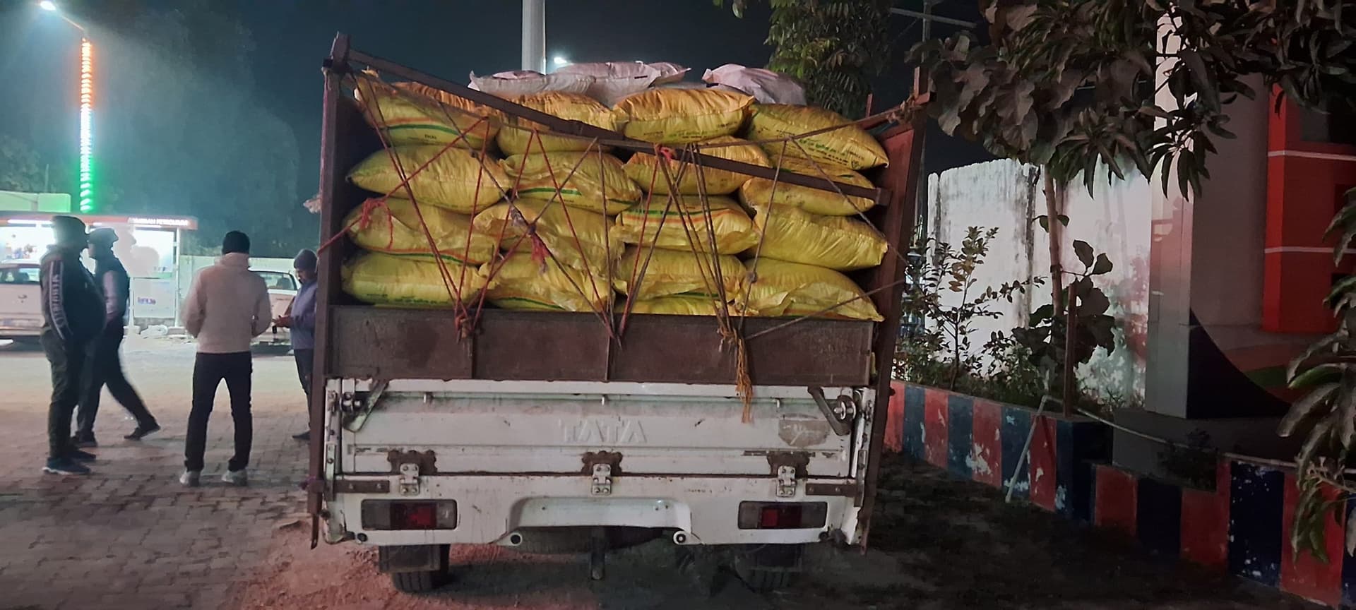 पिकअप पर लदे उर्वरक की एएसओ ने की जांच, सही पाये जाने पर वाहन को किया मुक्त