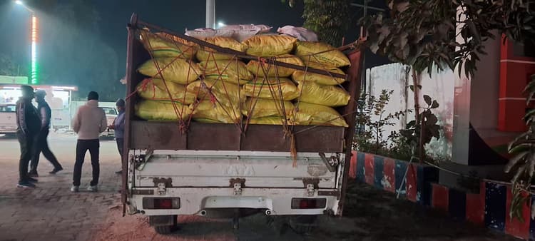 पिकअप पर लदे उर्वरक की एएसओ ने की जांच, सही पाये जाने पर वाहन को किया मुक्त
