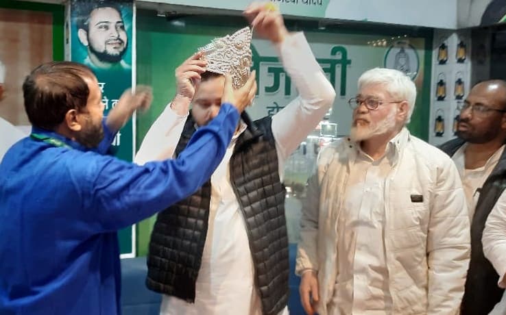 गुलाबबाग में चांदी का मुकुट पहना किया तेजस्वी यादव का स्वागत