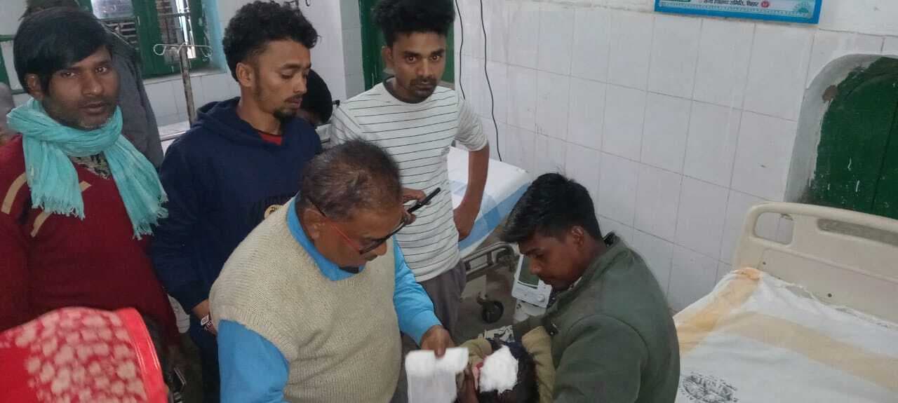 अलग-अलग सड़क दुर्घटना में चार जख्मी