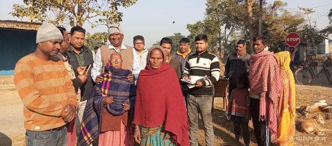 गरीब नि:सहाय लोगों के बीच कंबल का किया गया वितरण