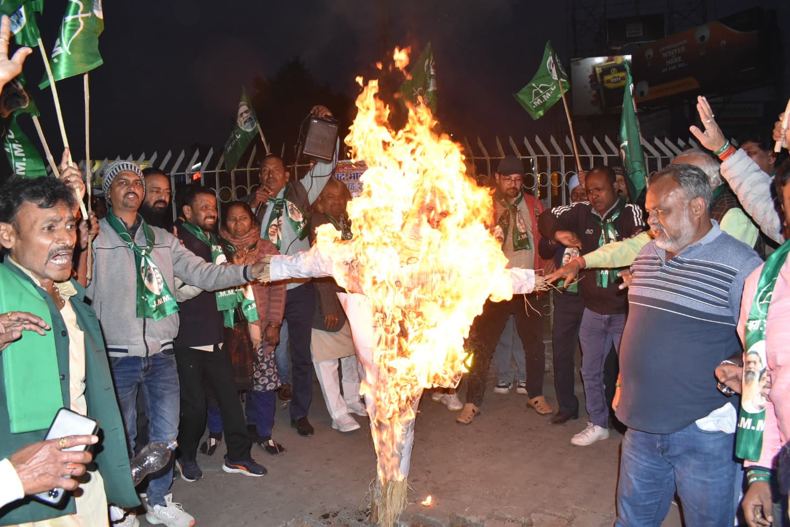 Jamshedpur News : साकची गोलचक्कर में झामुमो ने गृहमंत्री अमित शाह का पुतला फूंका