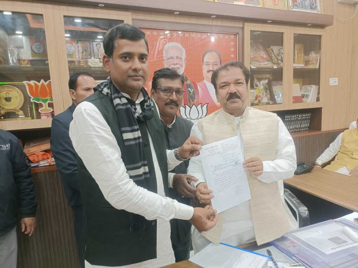 सर्वे कार्य को लेकर जिप सदस्य ने विभागीय मंत्री को सौंपा आवेदन