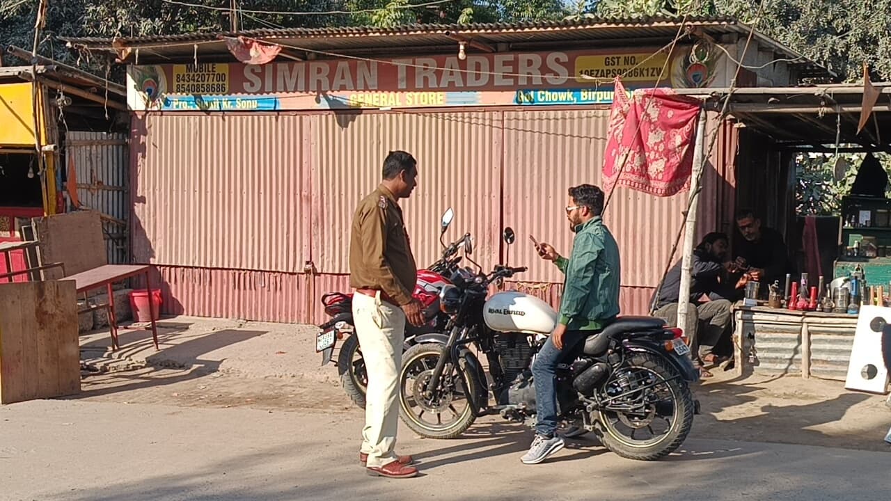 वाहन जांच में पुलिस ने काटा चालान