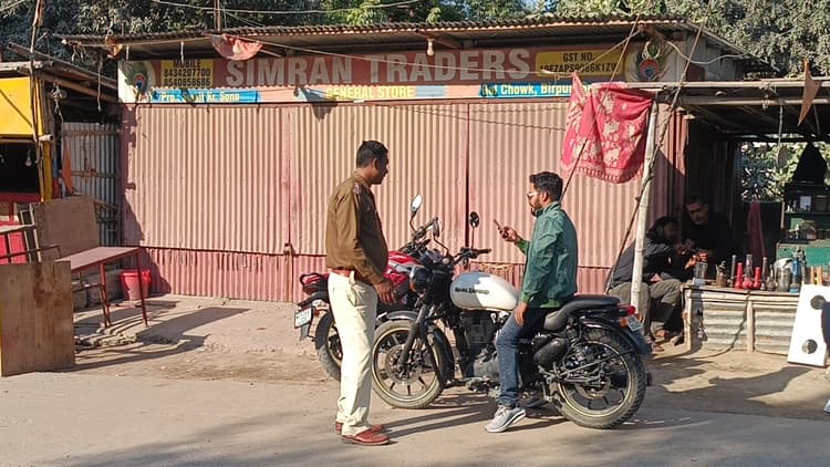 वाहन जांच में पुलिस ने काटा चालान