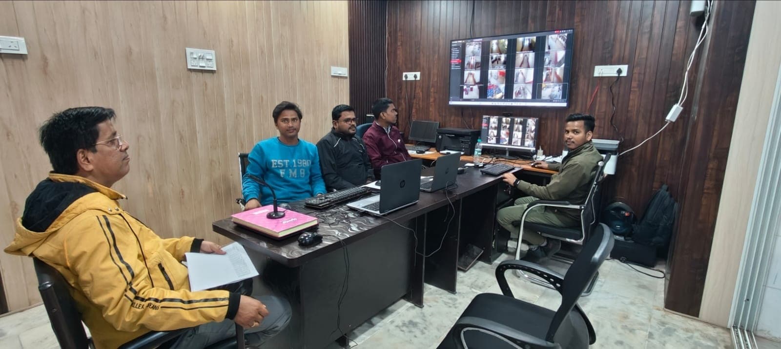 जिला नियंत्रण कक्ष की मदद से प्रमुख स्वास्थ्य संस्थानों की हो रही निगरानी