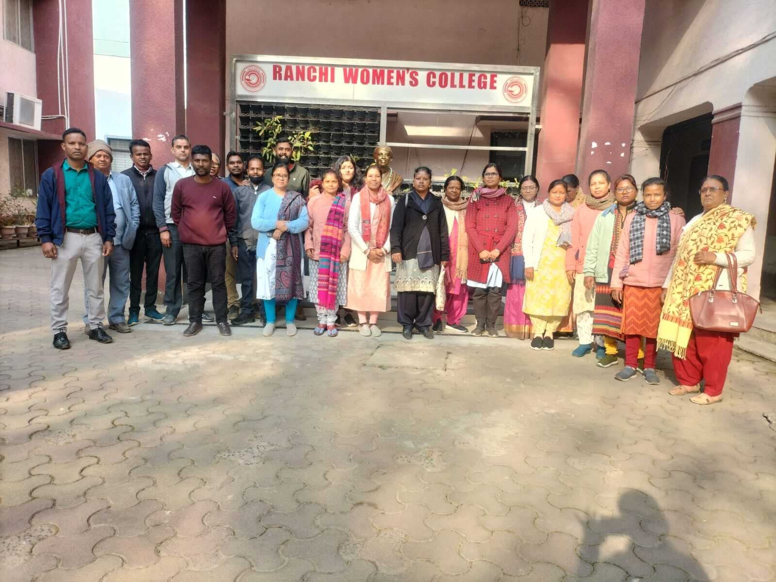 Education News : सात दिन के विंटर ब्रेक के लिए काला बिल्ला लगाया
