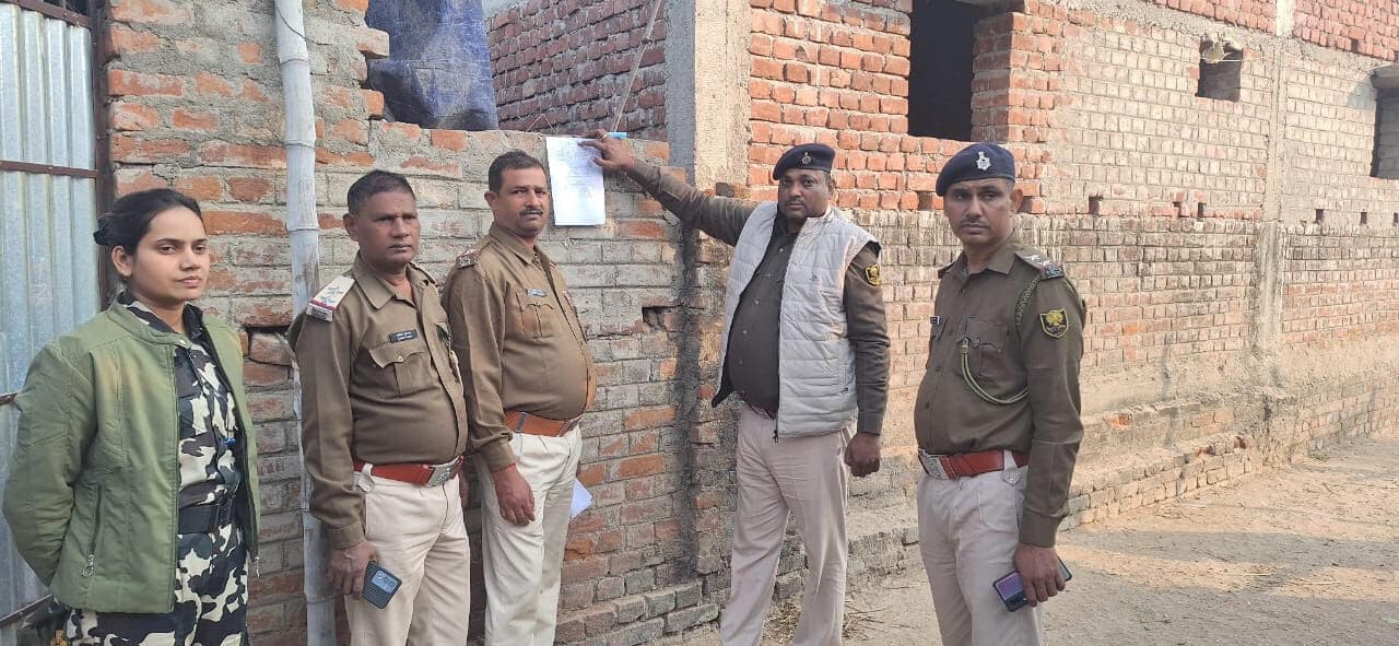 Gaya News : फरार आरोपितों के घर पुलिस ने चिपकाया इश्तेहार