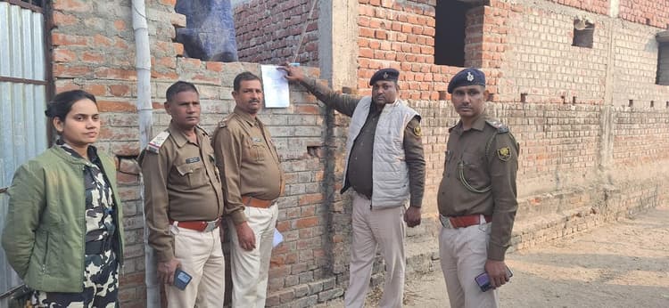 Gaya News : फरार आरोपितों के घर पुलिस ने चिपकाया इश्तेहार