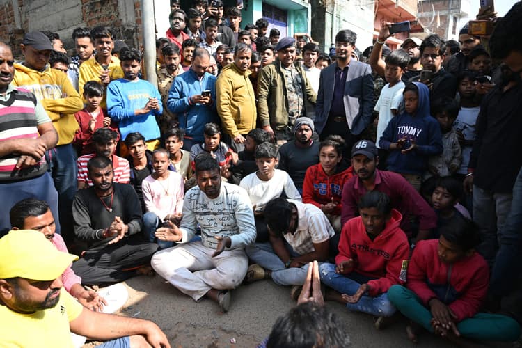 Deoghar News : प्रतिबंधित हड्डी फेंकने के आरोप में विरोध प्रदर्शन, पुलिस को भांजनी पड़ी लाठी