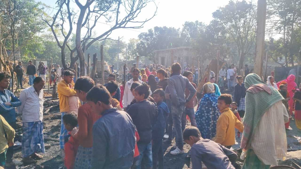 किशनगंज की खबर...घर में लगी आग, लाखों का सामान जलकर राख