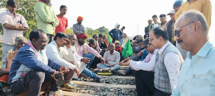 राजधर रेलवे लाइन पर रैयतों ने दिया धरना