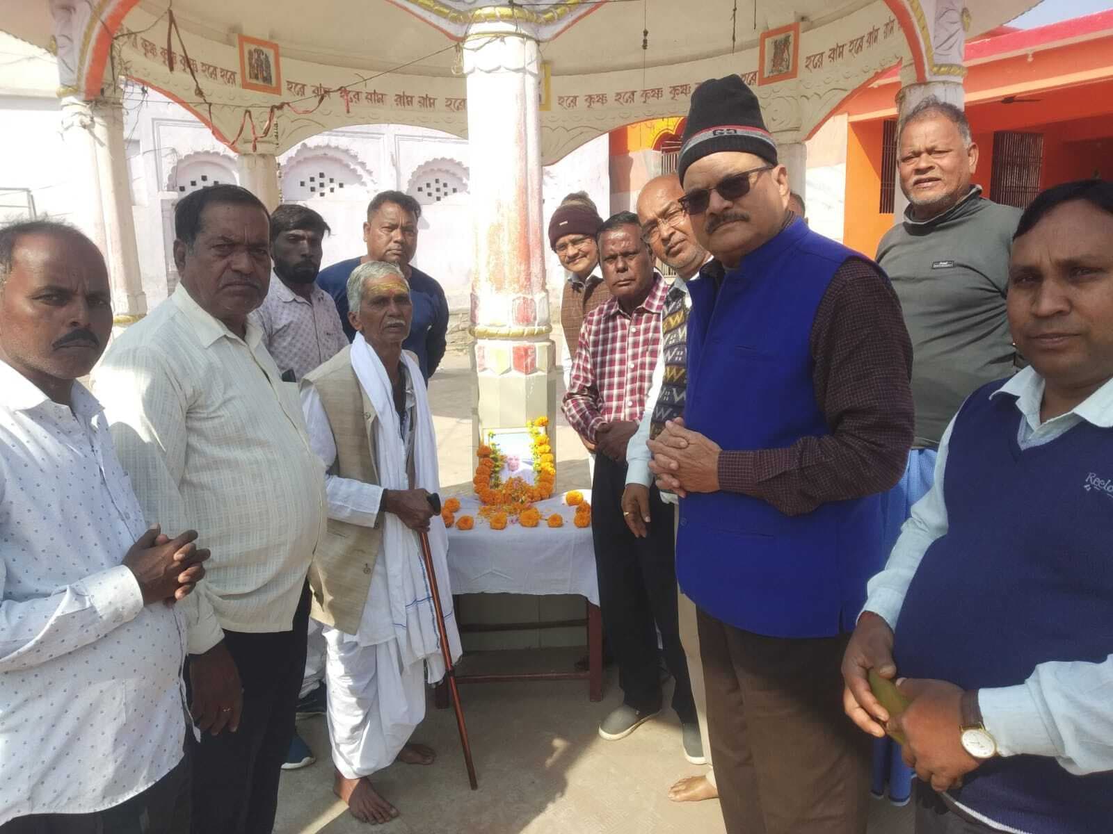 कांग्रेस कार्यकर्ताओं ने पूर्व मंत्री केएन झा को दी श्रद्धांजलि