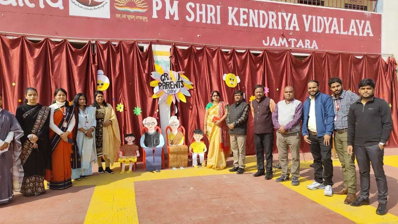 केंद्रीय विद्यालय में मना दादा-दादी, नाना- नानी दिवस