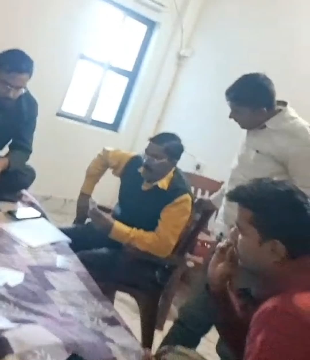 कार्यालय व फील्ड छोड़ ऑन ड्यूटी ताश खेलते नजर आये मनरेगा जेई