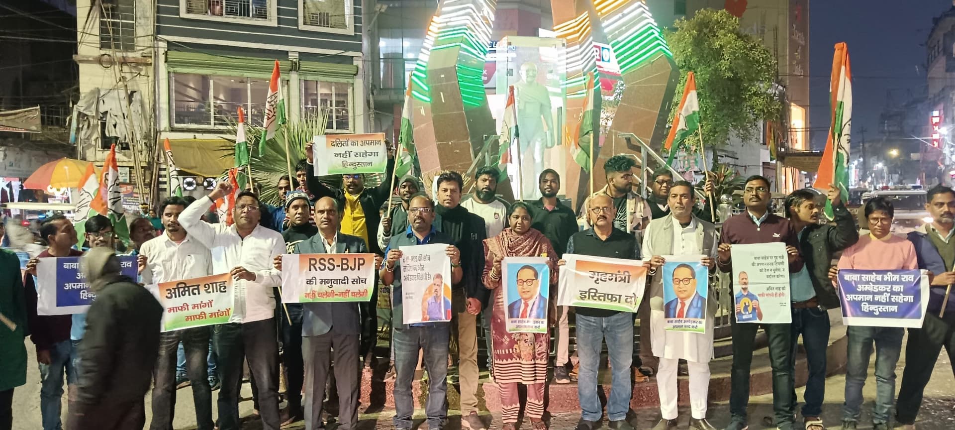 राहुल गांधी पर एफआइआर के विरोध में सड़क पर उतरे कांग्रेसी