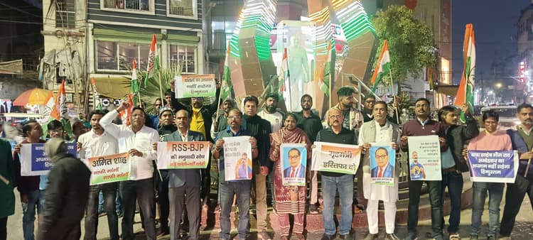 राहुल गांधी पर एफआइआर के विरोध में सड़क पर उतरे कांग्रेसी