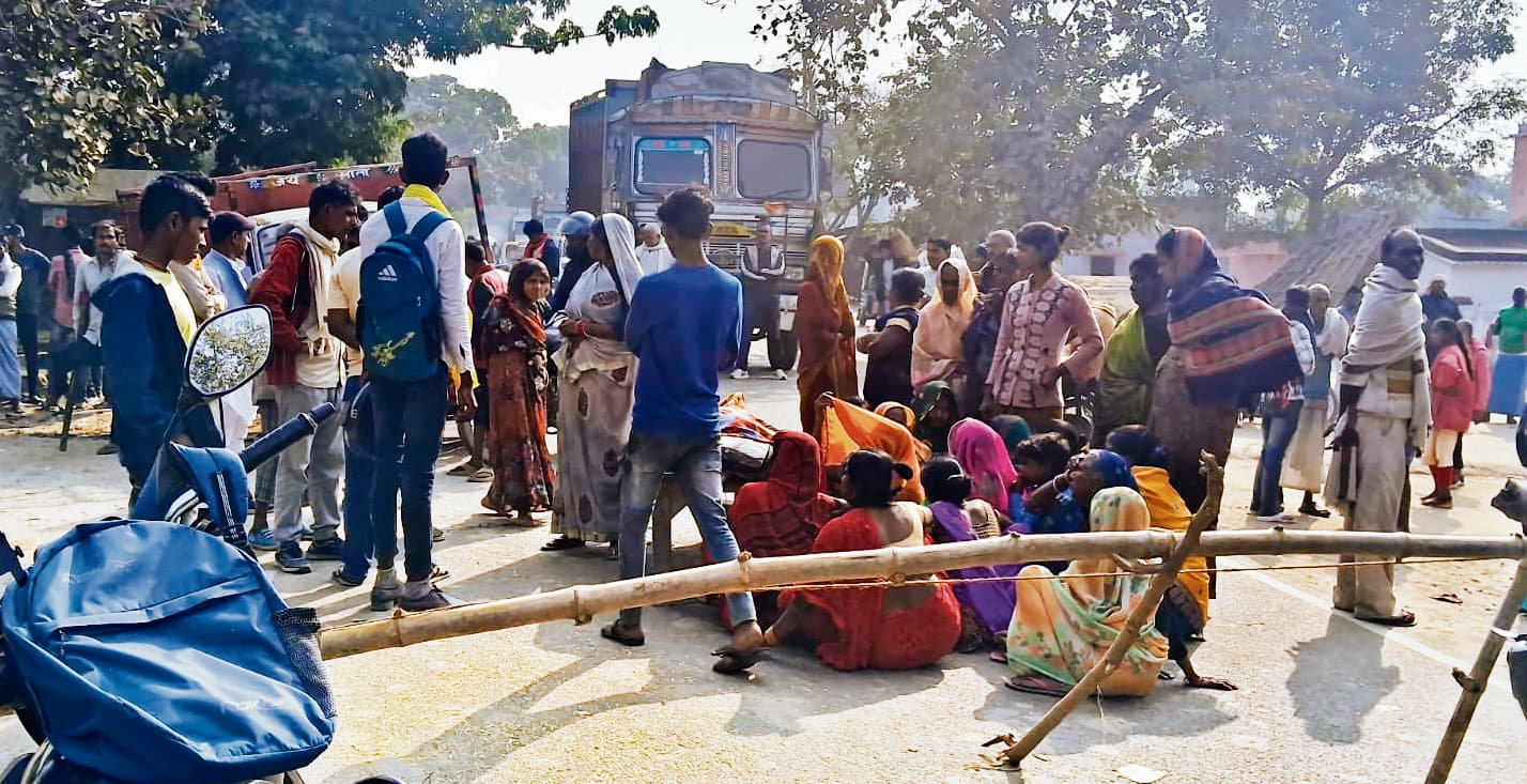 पिकअप ने तीन छात्राओं को रौंदा, एक की मौत