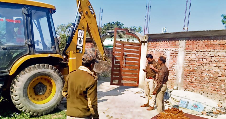 Gopalganj News : जिलेभर में कुख्यात अपराधियों के घर की कुर्की करने में जुटी पुलिस, सरेंडर कर रहे कई अपराधी
