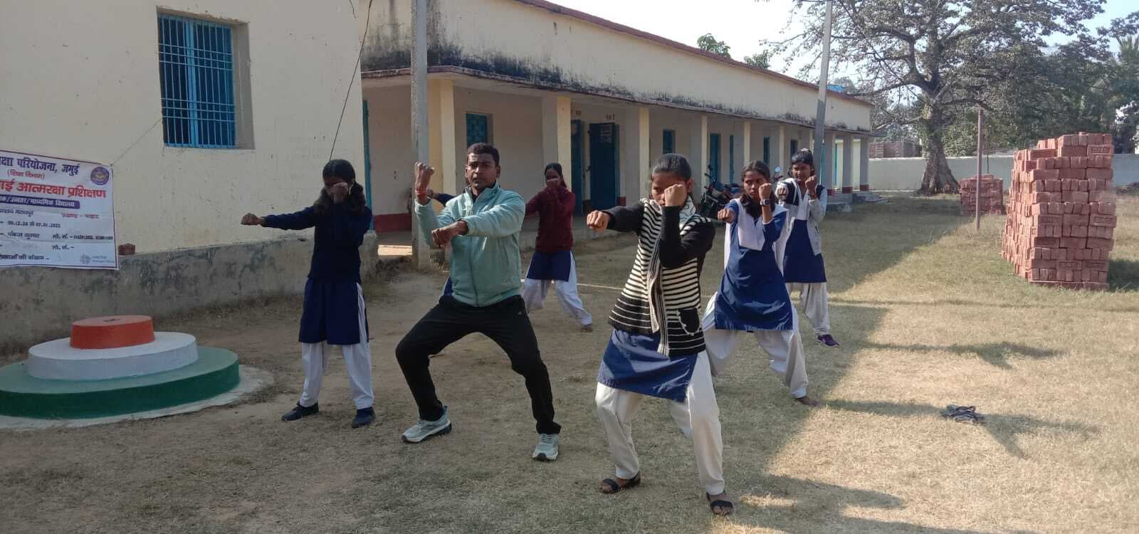 छात्राओं को दिया गया कराटे का प्रशिक्षण