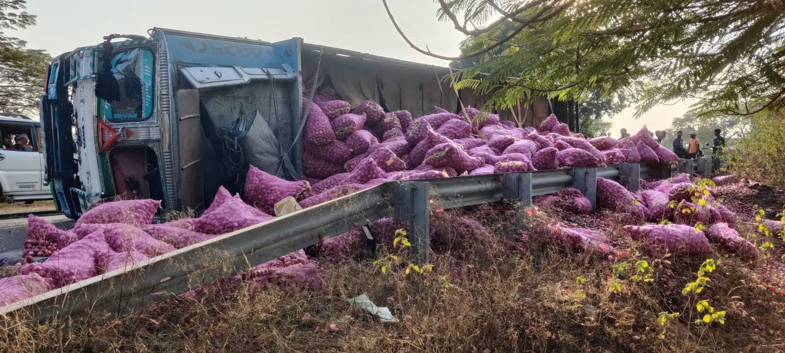 प्याज लदा ट्रक पलटा, उपचालक घायल