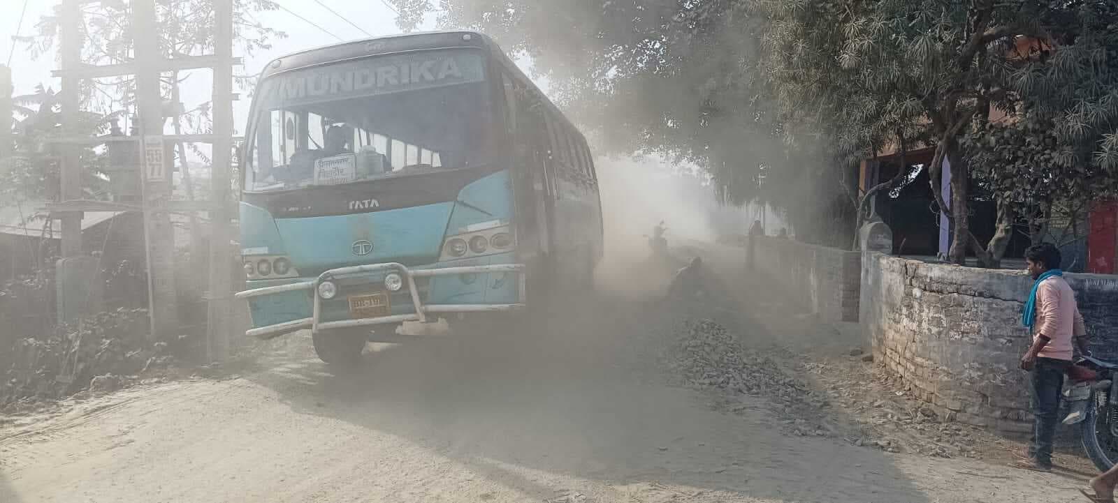 तिलाठी सकरोहर पथ के निर्माण कार्य में बरती जा रही लापरवाही, राहगीर परेशान