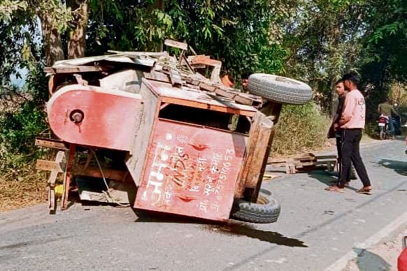 siwan news. ढलाई के लिए ले जायी जा रही मिक्सर मशीन पलटने से मजदूर की मौत, दो घायल