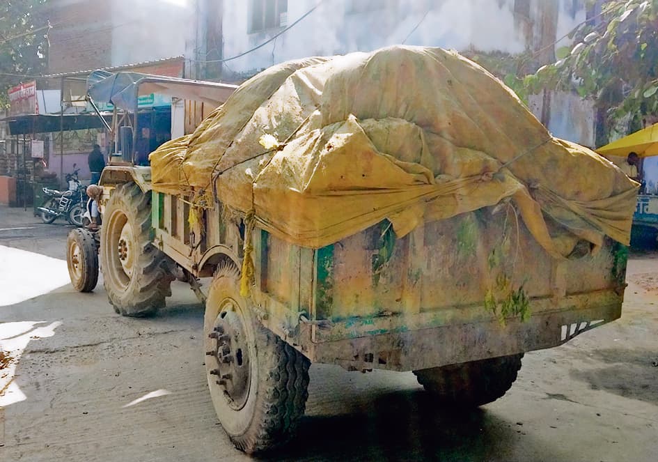 siwan news. काम पर लौटे सफाईकर्मी, सड़कों से उठा कचरा, सड़ाध से लोगों को मिली निजात