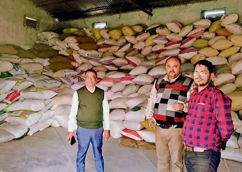 Gopalganj News  : क्रय केंद्रों के पेच में उलझ गयी किसानों की तकदीर, बाजार में बेच रहे धान