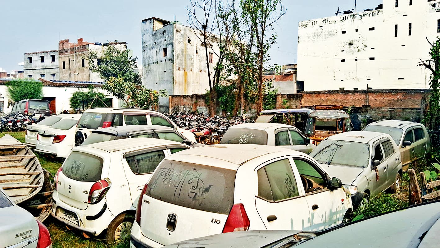 Gopalganj News : कबाड़ के दाम से भी सस्ता बिक रही शराबबंदी कानून में जब्ती गाड़ियां, खरीदने के लिए 25 तक करें आवेदन